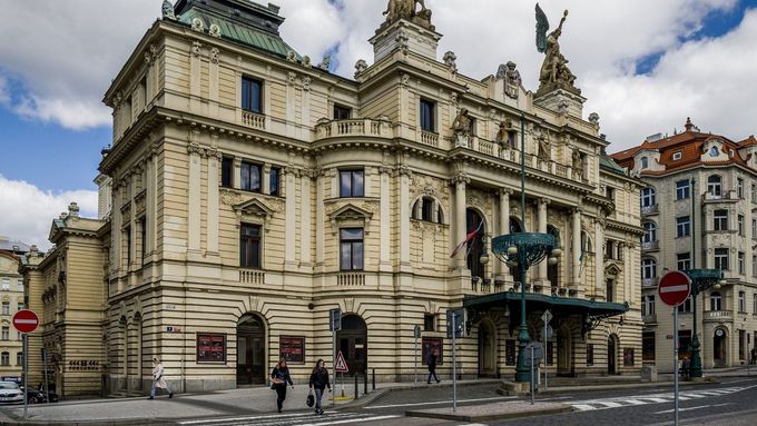 Divadlo na Vinohradech otevřelo v listopadu 1907 a dosud nikdy nebylo opraveno.