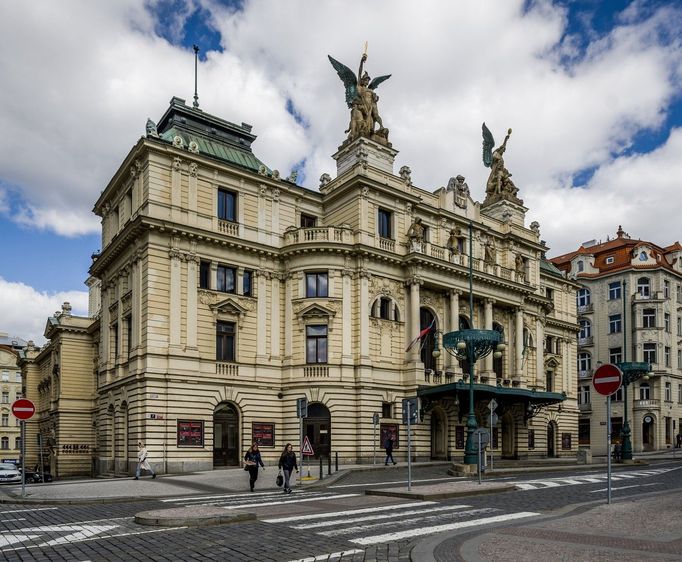 Divadlo na Vinohradech otevřelo v listopadu 1907 a dosud nikdy nebylo opraveno.