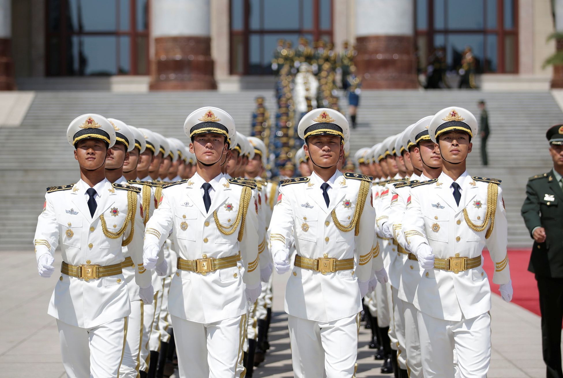 Čínští vojáci na slavnostním nástupu na náměstí Tchien An-men v Pekingu.