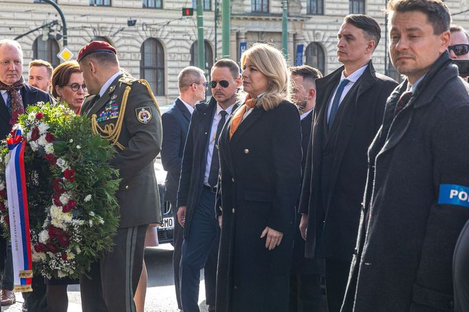 Zuzana Čaputová před Filozofickou fakultou v Praze