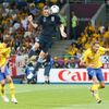 Anglický fotbalista Andy Carroll dává gól hlavičkou v utkání se Švédskem ve skupině D na Euru 2012