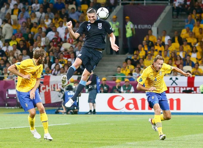 Anglický fotbalista Andy Carroll dává gól hlavičkou v utkání se Švédskem ve skupině D na Euru 2012.