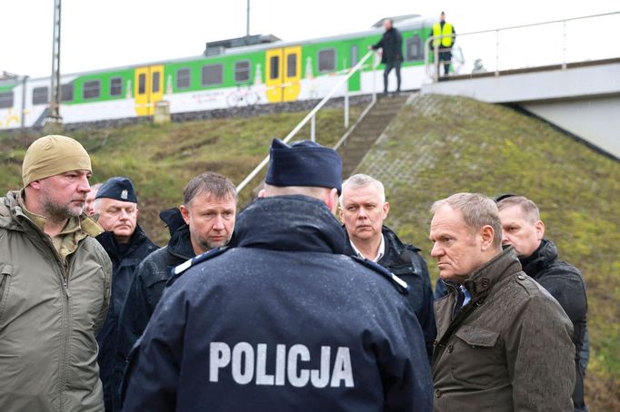 Polský premiér Donald Tusk navštívil místo výbuchu na železniční trati Varšava–Lublin u obce Mika, Polsko, 17. listopadu 2025.