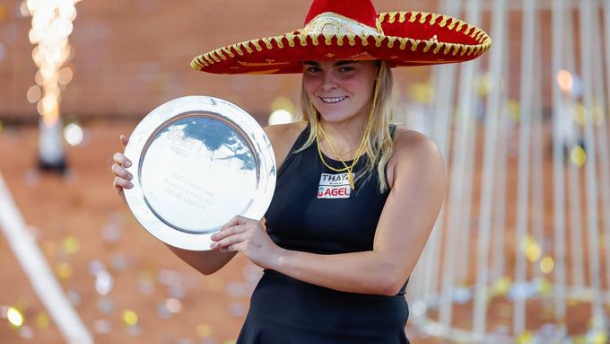 Sára Bejlek s vítěznou trofejí v mexickém Querétaru
