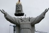 6. 11. - Největší sochu Ježíše Krista na světě vztyčili v Świebodzině v západním Polsku. Na fotogalerii s obřím Kristem se můžete podívat - zde