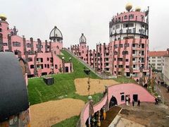 V Magdeburku je poslední dům projektovaný Hundertwasserem za jeho života