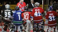 NHL si potrpí na symboliku. Brankářská legensa Montrealu Patrick Roy si potřásá rukama s nejmladšími nadějemi gólmanského řemesla Canadiens.