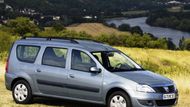 Dacia Logan MCV - kombi se zadními dveřmi ve stylu dodávky, se začalo prodávat v roce 2006. Zavazadlový prostor byl téměř bezedný - objem udávala hodnota 700 litrů. Dacia dodávala i užitkovou verzi tohoto vozu se zaslepenými okny.