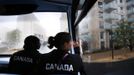 Canadian women's soccer team players Robyn Gayle (L) and Rhian Wilkinson look out the window from a double-decker bus as they arrive at the Athletes' Village at the Olympic Park in London July 18, 2012. REUTERS/Jae C. Hong/Pool (BRITAIN - Tags: SPORT OLYMPICS SOCCER) Published: Čec. 18, 2012, 6:45 odp.