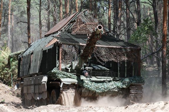 Tank T-72BM vybavený protiletadlovým pancířem Dikobraz slouží u skupiny vojsk Dněpr během speciální vojenské operace.