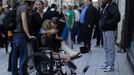 A Boston Marathon bombing survivor receives a hug next to the site of the first bomb explosion on Boylston Street in Boston, Massachusetts April 24, 2013. REUTERS/Brian Snyder (UNITED STATES - Tags: CRIME LAW CIVIL UNREST) Published: Dub. 24, 2013, 11:38 odp.