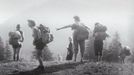 Turisté nad přehradou Na Bystřičce při putování na trase Beskydy - Malá Fatra - Nízké Tatry. Rok 1959