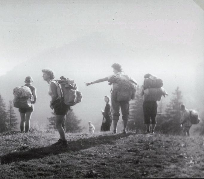 Turisté nad přehradou Na Bystřičce při putování na trase Beskydy - Malá Fatra - Nízké Tatry. Rok 1959