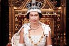 Královna Alžběta II. byla korunována 2. června roku 1953 a lidé od panovnice očekávali novou alžbětinskou éru jako v druhé polovině 16. století. Ve skutečnosti bylo ale panování současné královny poznamenáno úpadkem impéria. Přesto se stala miláčkem Velké Británie, vysloužila si úctu, a to nejen díky svému vystupování a dress codu, který se podle stylistů za dlouhá léta jejího panování prakticky nezměnil.