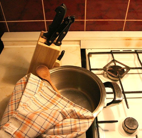 Vařečka s utěrkou a noži