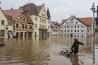 Německem se valí rozvodněné Labe, Rakousko uklízí bahno