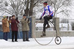 Cyklista Zimovčák chce do Senátu a váhá za koho. Starostové dají půl milionu, Babiš dvakrát tolik