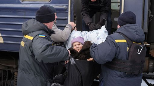 Evakuace posledních obyvatel Bachmutu. Na snímku je 88letá Valentyna Denysovová.