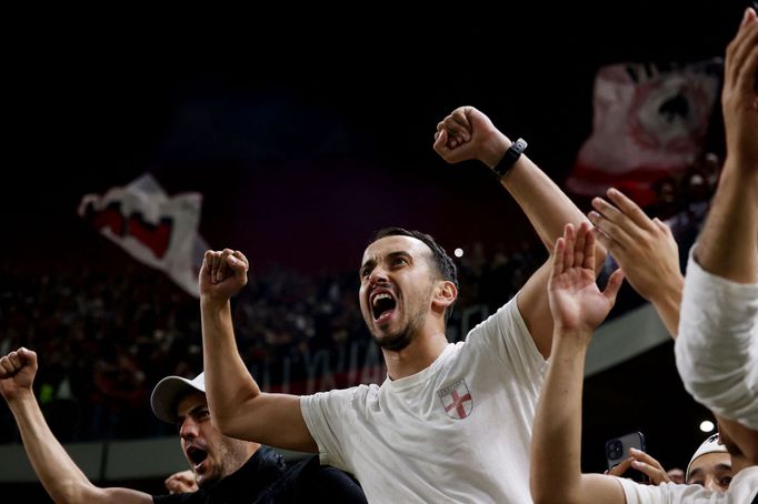 Albánští fanoušci na stadionu Air Albania Stadium