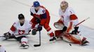 Tomáš Mertl (86),  Felicien Du Bois a brankář Jonas Hiller v zápase Česko - Švýcarsko na ZOH 2018