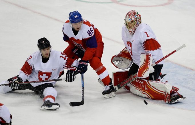 Tomáš Mertl (86),  Felicien Du Bois a brankář Jonas Hiller v zápase Česko - Švýcarsko na ZOH 2018