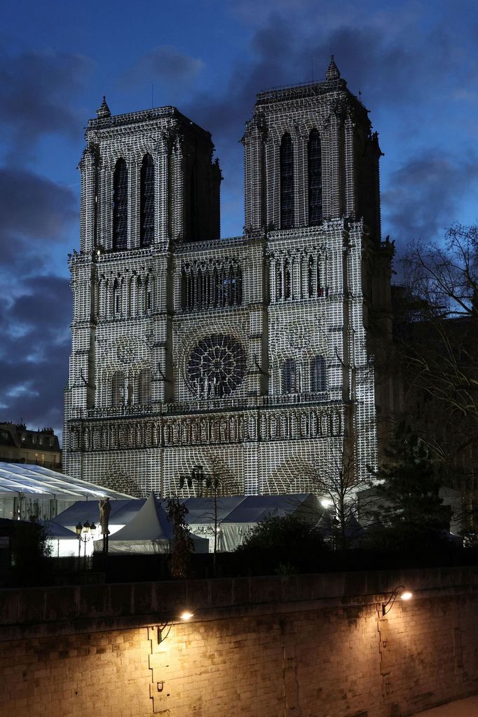 Opravená katedrála Notre-Dame na snímku z noci.