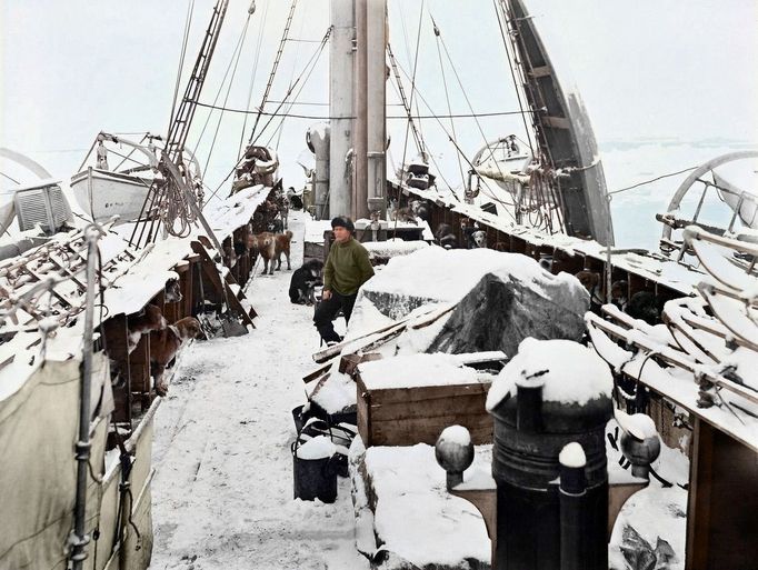 Záběr z paluby uvízlé lodi Endurance v ledovém poli. Rok 1914. Kolorováno