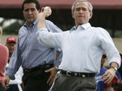 Torrijos a Bush mají přinejmenším jednu věc společnou. Milují baseball.