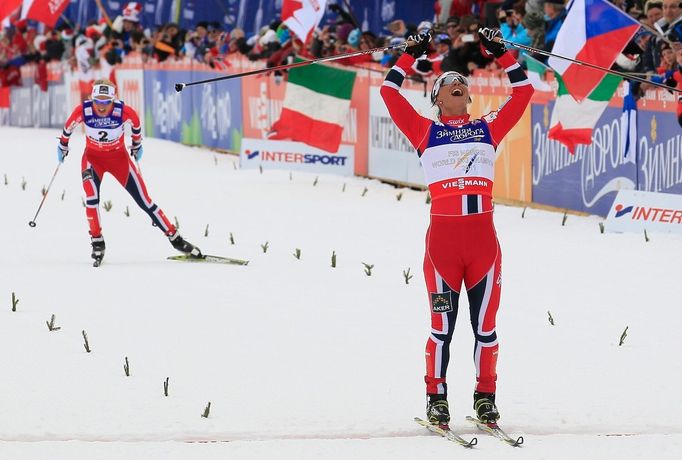 MS v klasickém lyžování 2013, skiatlon ženy: Marit Björgenová (vpravo) a Therese Johaugová