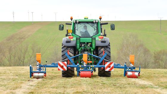 Farmáři na Moravě nasadili švýcarský stroj smrti. Pole zbaví hrabošů záludnou metodou