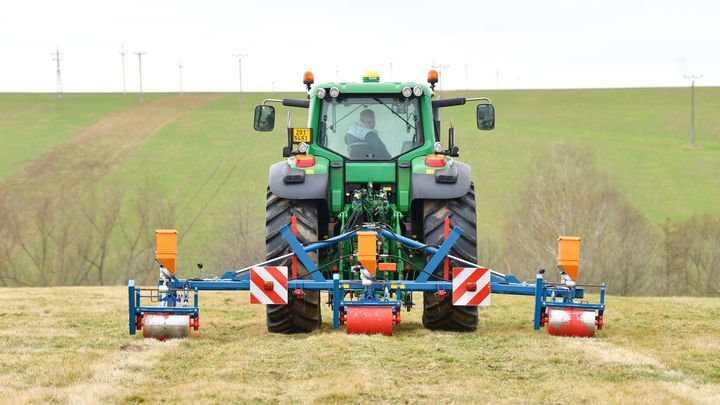 Hrabošů na polích přibývá, hlavně na Moravě. K hubení pomohly i speciální stroje