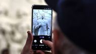 "Ten člověk toho hodně dokázal," říká moskevský obyvatel Jevgenij Ivanov, který se na novou sochu přišel podívat. "Má být na co hrdý. Není na nás, abychom to bourali. Člověk něco vykonal – musíme to respektovat."