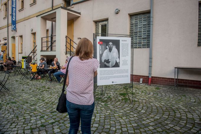 Debata projektu Aktuálně.cz Chudé Česko 21 v Kasárnách Karlín 14. září 2021. S moderátorkou Helenou Truchlou debatoval sociolog Daniel Prokop a komentátor David Klimeš.