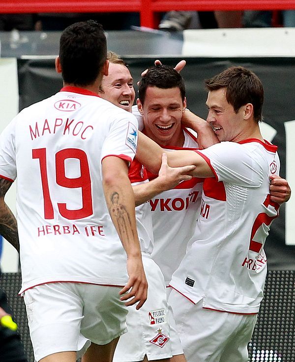 Obránce Spartaku Moskva Marek Suchý přijímá gratulace po vítězné brance (čelem, druhý zprava)