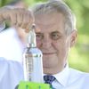 Miloš Zeman dárek kořalka láhev alkohol Kozojídky