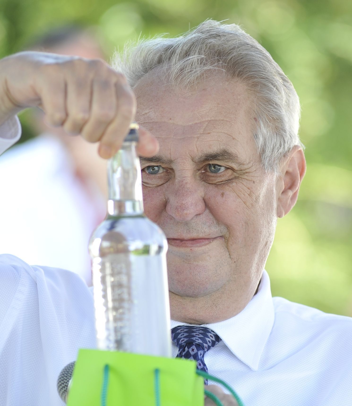 Miloš Zeman dárek kořalka láhev alkohol Kozojídky