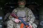 Ukrajinský voják v bojovém vozidle pěchoty Marder.