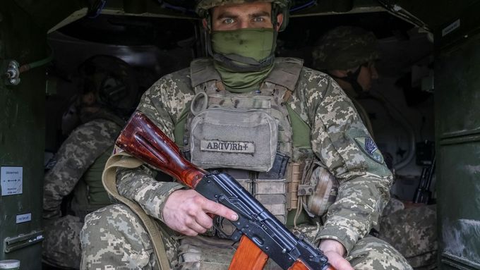 Ukrajinský voják v bojovém vozidle pěchoty Marder.