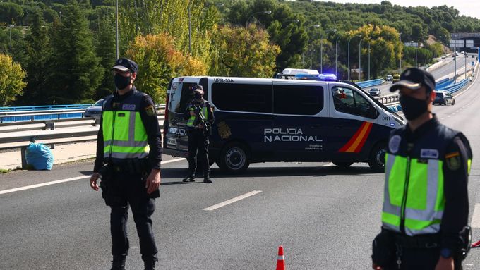 Z města jenom v závažných případech. Policie na kontrolním stanovišti hlídá, jestli obyvatelé Madridu neporušují karanténu.