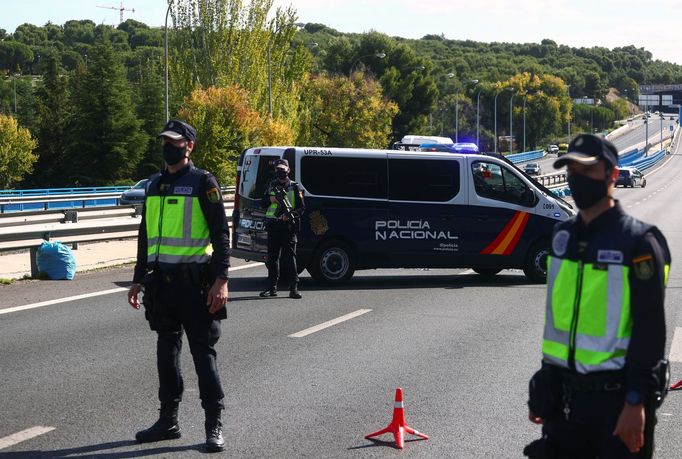 Z města jenom v závažných případech. Policie na kontrolním stanovišti hlídá, jestli obyvatelé Madridu neporušují karanténu.