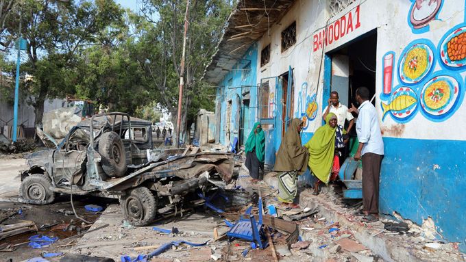 Místo sebevražedného útoku v Mogadišu.