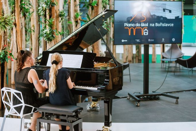 Projekt Piana do škol podpoří cyklus benefičních koncertů. Konat se budou v průběhu první poloviny tohoto roku v pražském sídle skupiny KKCG na Bořislavce.