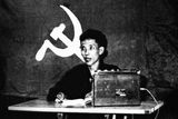 Během studií vstoupil do komunistické strany a v roce 1970 se přidal k partyzánům, kteří si říkali Rudí Khmerové a bojovali proti tehdejšímu režimu.