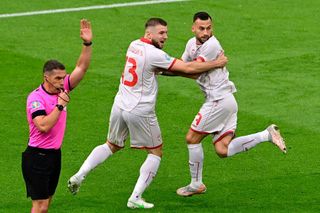 Rozhodčí kvůli ofsajdu maří v tomto případě v utkání s Nizozemskem radost hráčům Severní Makedonie