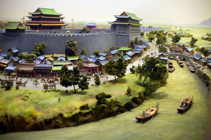 A detailed diorama Asie