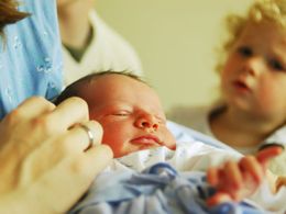 Tandemové kojení: Když pije miminko i starší brácha