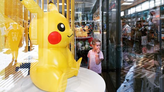 Na co se tady stojí fronta? Na pokémony, přece. A přijel dokonce i živý Pikachu