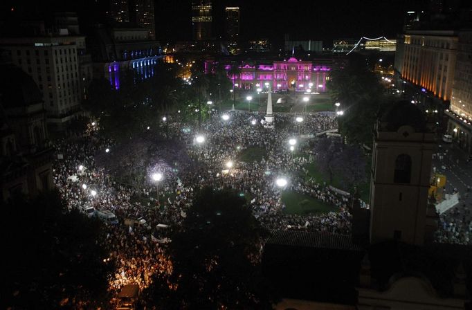 Thousands gather at the Plaza de Mayo square, outside the Casa Rosada Presidential Palace (C, back), during a protest in Buenos Aires November 8, 2012. Following a huge turnout at a similar protest in September, demonstrators took to the streets of major cities to protest against what they say is a de facto ban on buying dollars and a possible bid to overhaul the constitution so President Cristina Fernandez could run for a third term. The demonstrators are not aligned with any particular opposition party and they have organized the protests via social media. Fernandez's popularity has fallen to about 30 percent since she was elected last year with a comfortable 54 percent of the vote. REUTERS/Martin Acosta (ARGENTINA - Tags: POLITICS CIVIL UNREST) Published: Lis. 9, 2012, 1:21 dop.