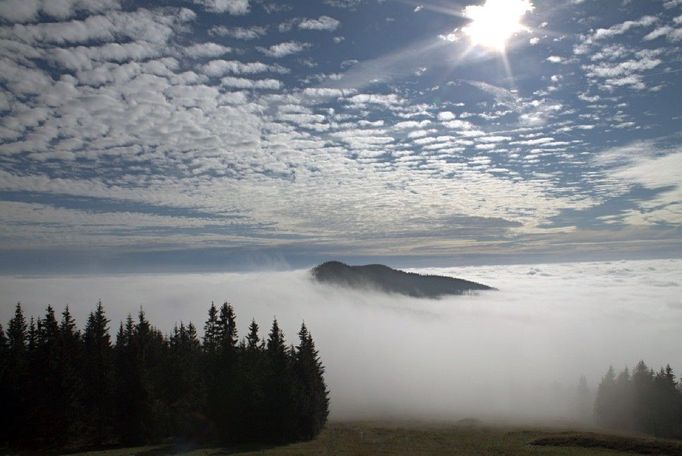 Vlčí hřeben z Dvoraček. "Prodloužený víkend jsem byl s přáteli z kolínského turistického oddílu na již dříve dohodnutém pobytu v Rokytnici. V sobotu bylo obzvlášť pěkně - inverzní oblačnost byla asi do výše 1100m a my byli nad ní na hřebeni Krkonoš. Totéž i v neděli - byl to neskutečný zážitek," okomentoval své snímky pan Kolovratník.