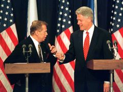 V Americe si Václava Havla váží. V roce 1998 ho přijal prezident Bill Clinton.
